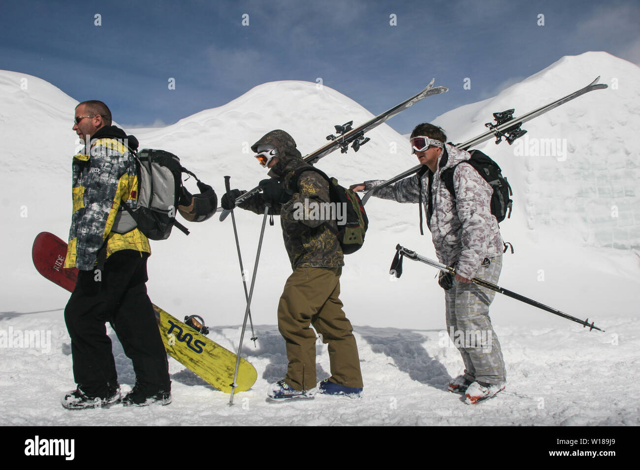 SIBIU, Romania - 13 Marzo 2010: il gruppo di sciatori e snowboarder al lago Balea. Foto Stock