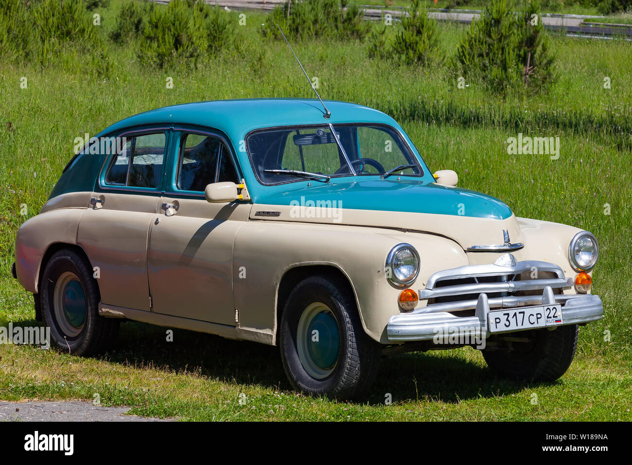 Altai, Russia - 05.09.2019: vista anteriore del doppio di colore verde e beige vecchia vettura russa rilasciato in Unione Sovietica Black GAZ m20 pobeda vittoria Foto Stock