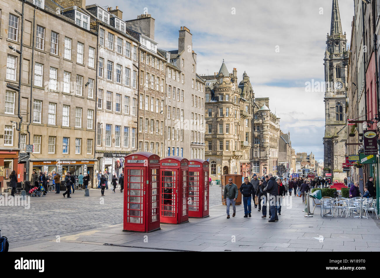 Edinburgh, Regno Unito - 28 Marzo 2015: persone che passeggiano lungo la royal Mile su un ventoso giorno d'inverno Foto Stock