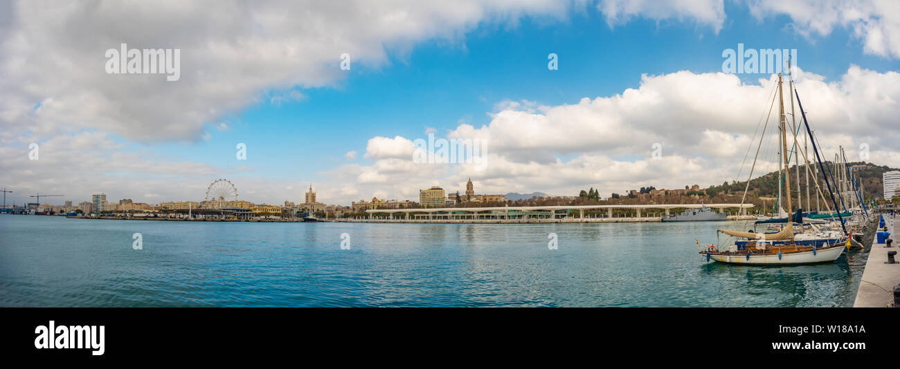 Panorama di Malaga terrapieno nella soleggiata giornata estiva Costa del Sol Resort, Spagna Foto Stock