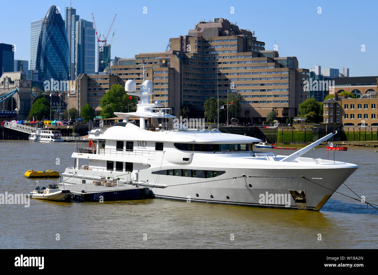 Super yacht erano sogni in visita a Londra. Essa è stata progettata da architetto Marino Tim Heyward. Sono stati i sogni ha un equipaggio di 13 e 10 ospiti. Foto Stock