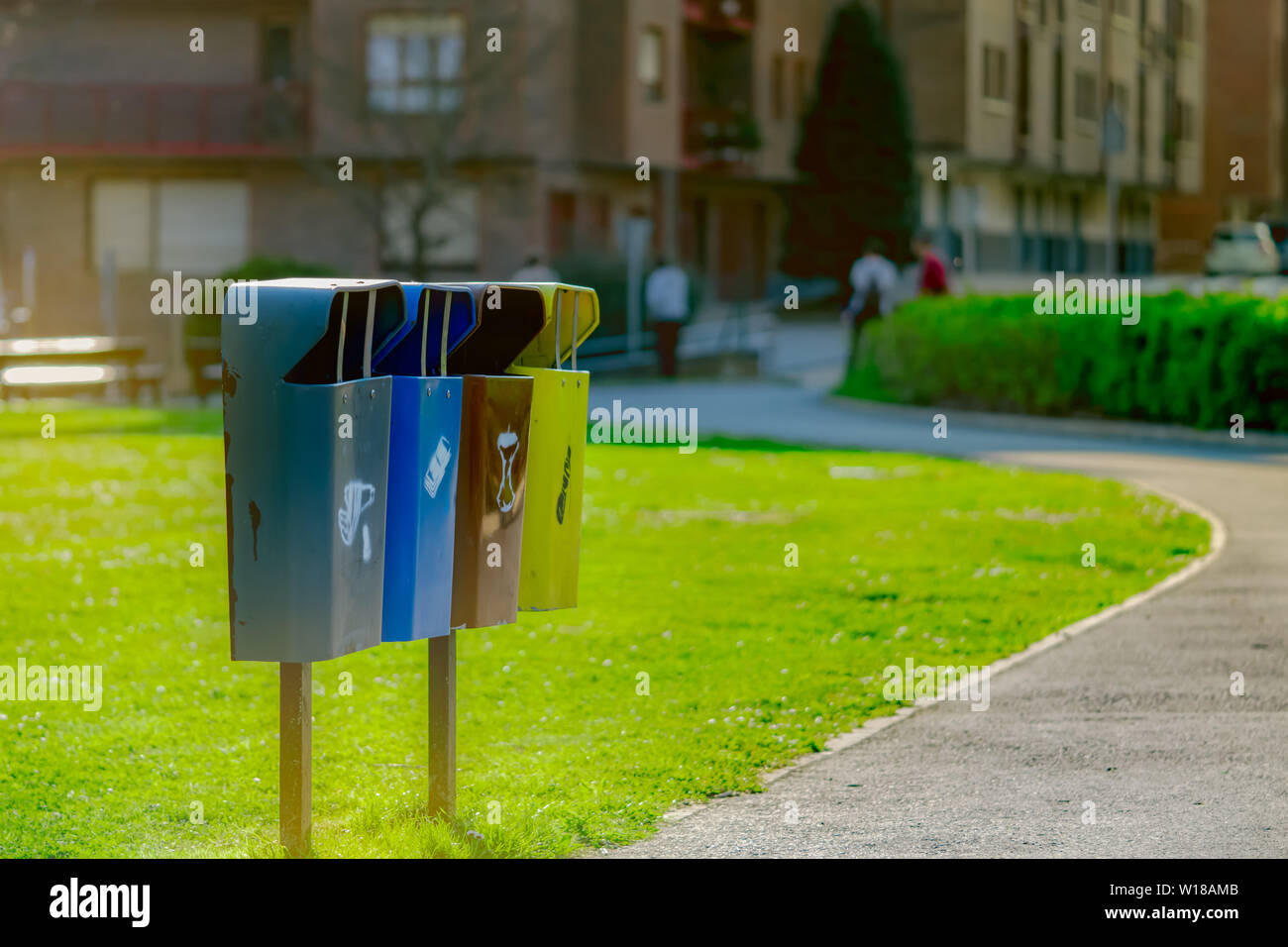Cestino. Cestino comunale contenitori alla strada per il riciclaggio. Cestino della spazzatura. La gestione dei rifiuti. Rifiuti concetto separato. Raccolta del cestino Foto Stock