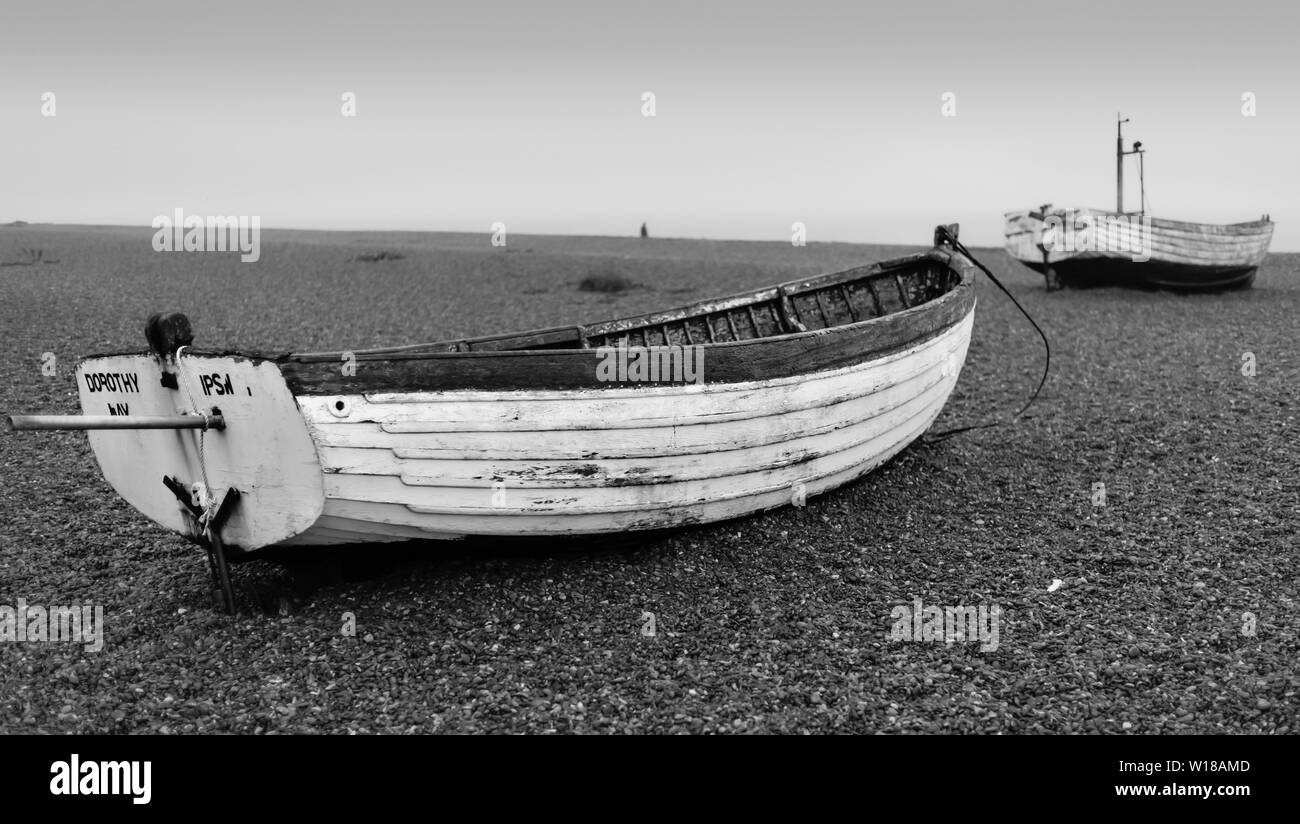 La pesca tradizionale imbarcazioni a remi sulla spiaggia di ciottoli a Aldeburgh Foto Stock