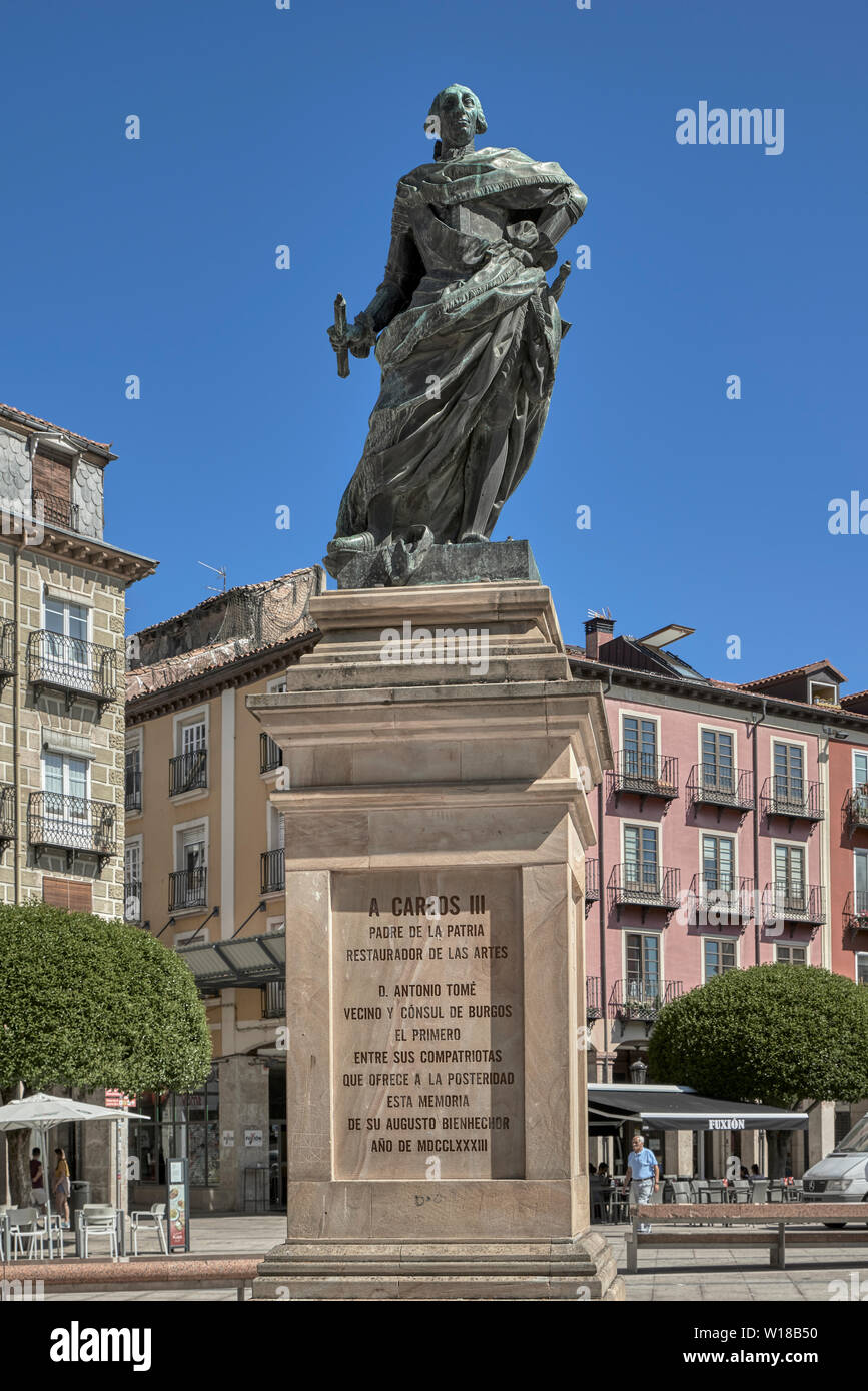 Un monumento di re Carlos III, è situato nel centro di Plaza Mayor della città di Burgos, Castiglia e Leon, Spagna, Europa. Foto Stock