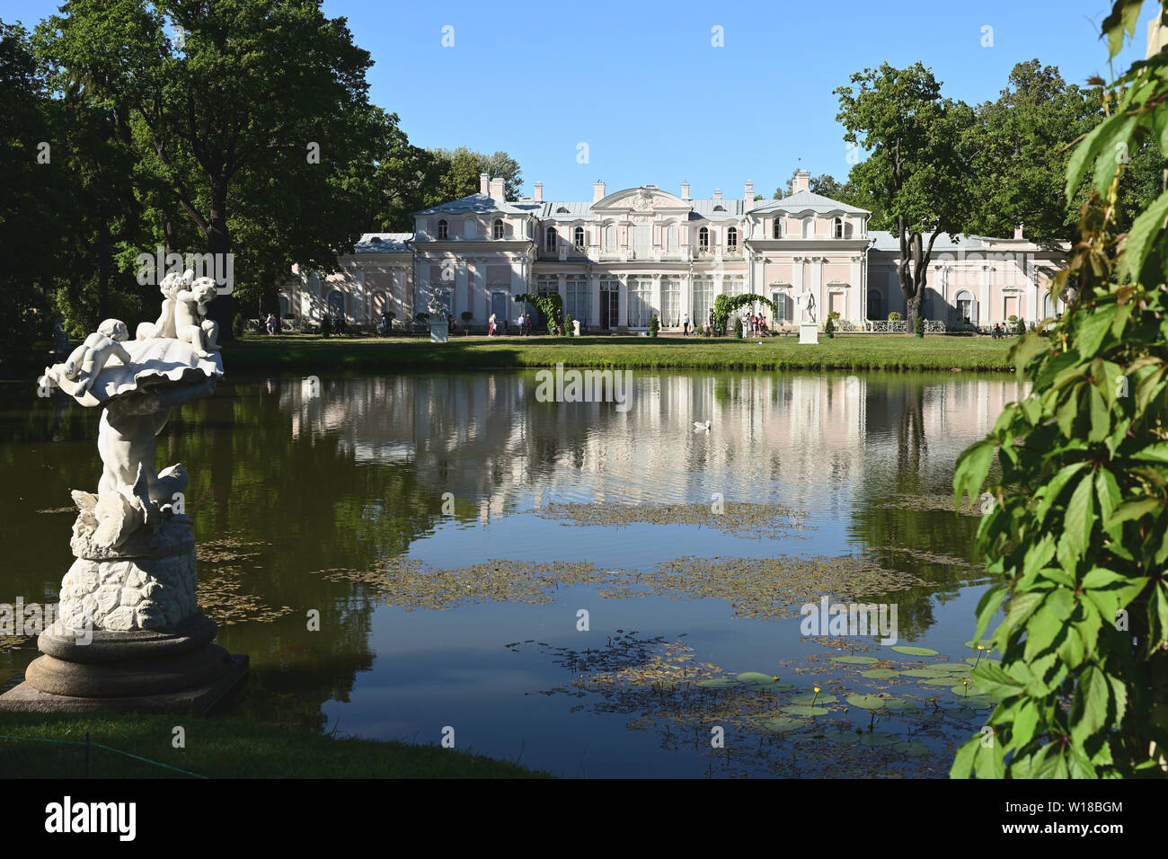 Palazzo cinese e cinese stagno in Oranienbaum, San Pietroburgo, Russia. Il palazzo Cinese costruito nel 1762-1768 dall'architetto A. Rinaldi Foto Stock