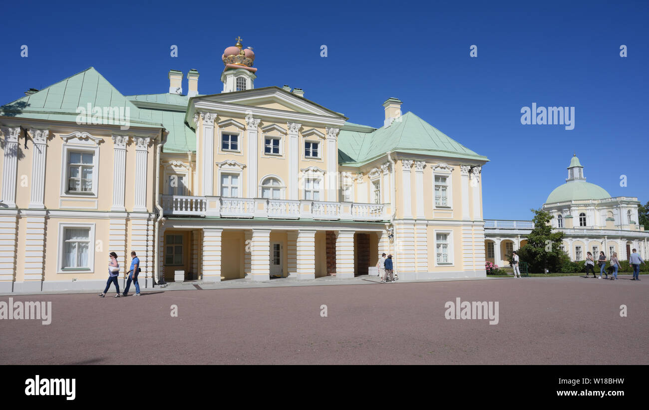 Grand Il Palazzo Mensikov in Oranienbaum giardino, Lomonosov, San Pietroburgo, Russia Foto Stock
