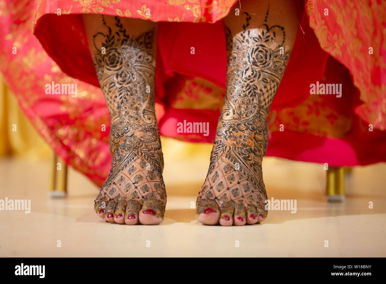 Henna sulla sposa con i piedi sul suo matrimonio data Foto Stock