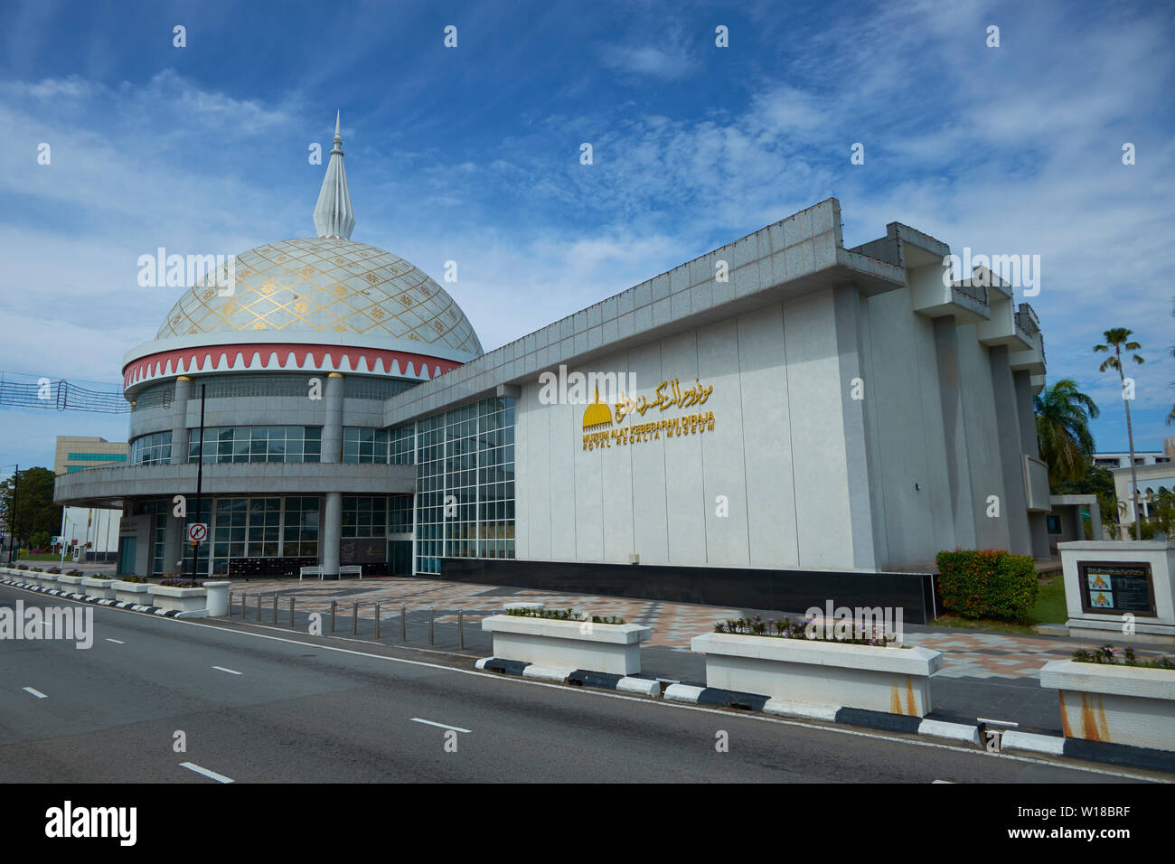 Vista esterna della cupola Royal Regalia Museum di Bandar Seri Begawan, Brunei Foto Stock