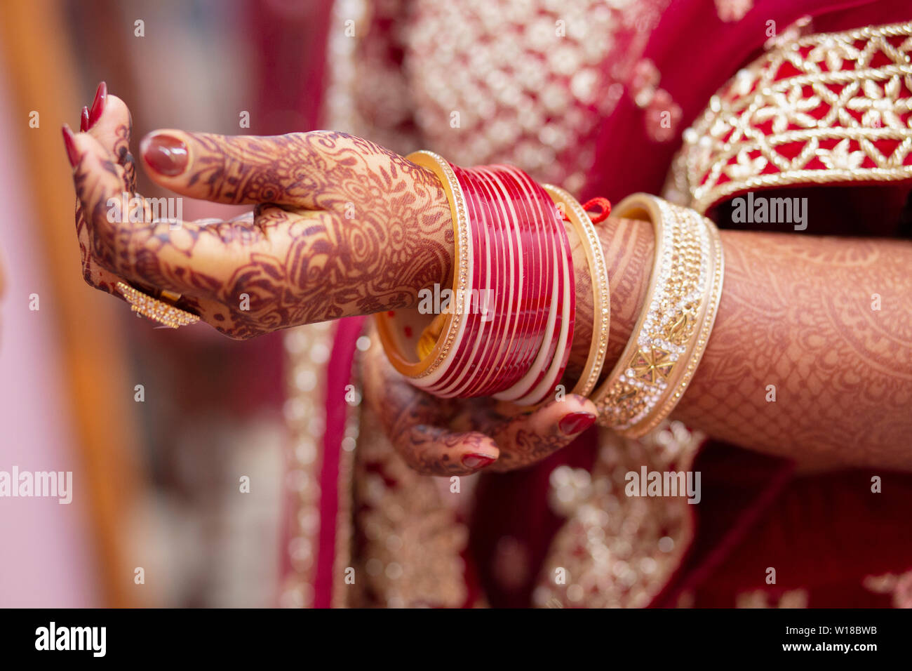 Sposa indiano mentre tiene il suo bangle sul suo matrimonio data. Foto Stock