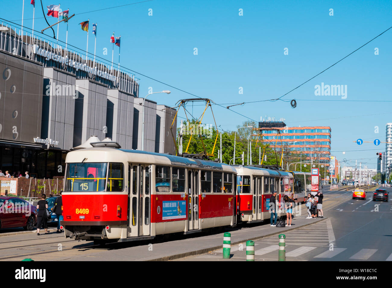 I mezzi di trasporto pubblici tram, Olsanske Namesti, Zizkov, Praga, Repubblica Ceca Foto Stock