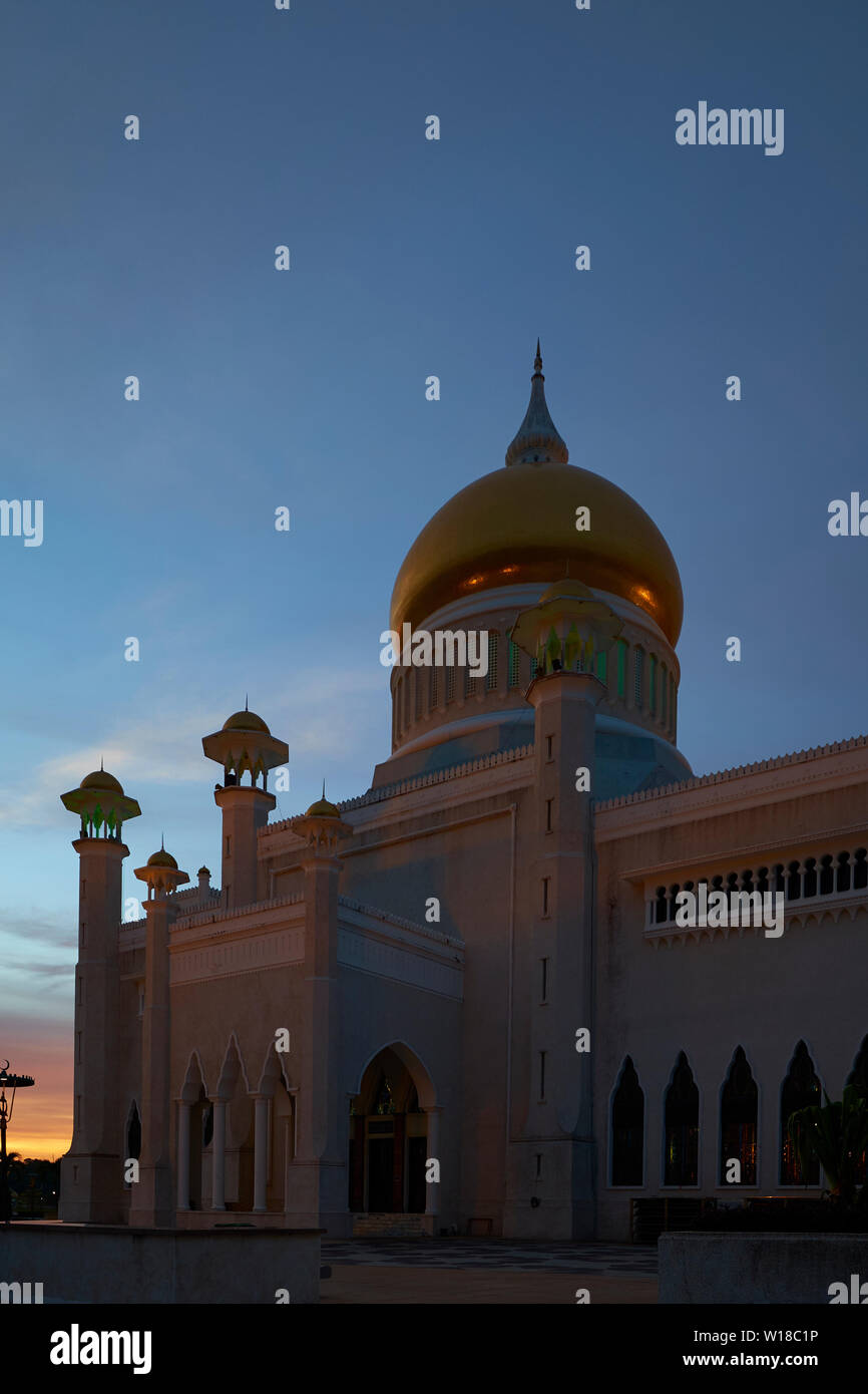 Vista al tramonto della moschea di Omar Ali Saifuddien nel centro cittadino di bandar seri begawan , Brunei. Foto Stock