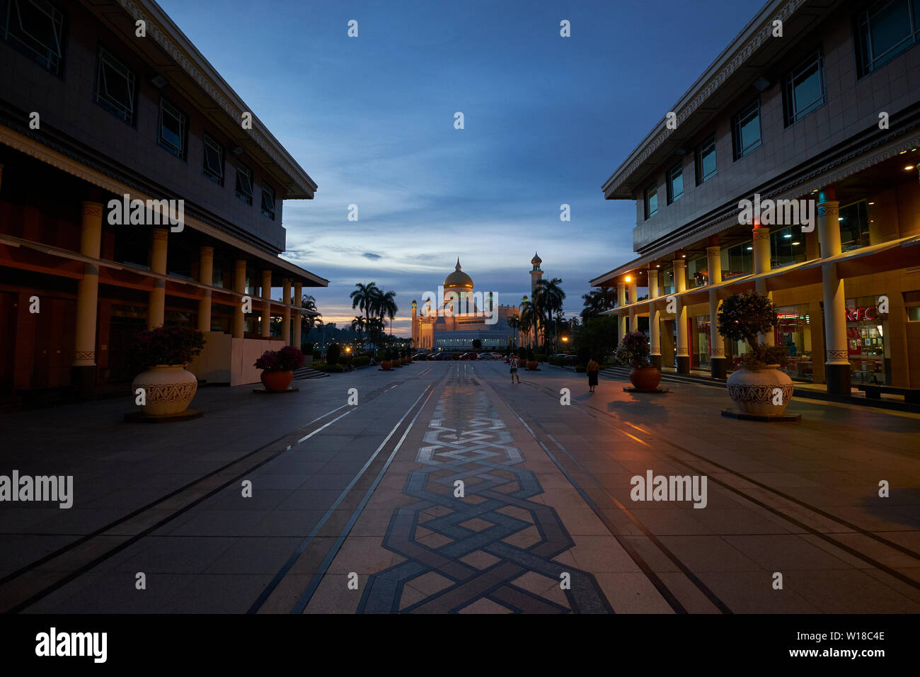 Vista al tramonto della moschea di Omar Ali Saifuddien nel centro cittadino di bandar seri begawan , Brunei. Vista attraverso la Yayasan complesso per lo shopping. Foto Stock