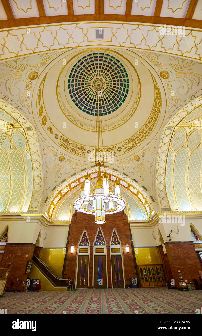 Vista interna con la cupola della moschea di Omar Ali Saifuddien nel centro cittadino di bandar seri begawan , Brunei. Foto Stock