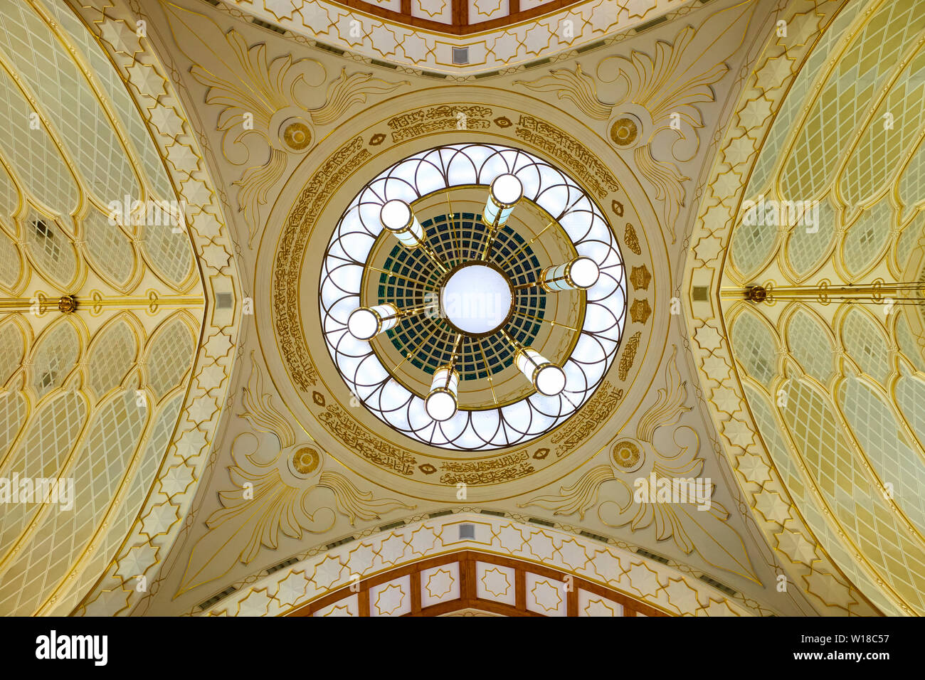 Vista interna con la cupola della moschea di Omar Ali Saifuddien nel centro cittadino di bandar seri begawan , Brunei. Foto Stock