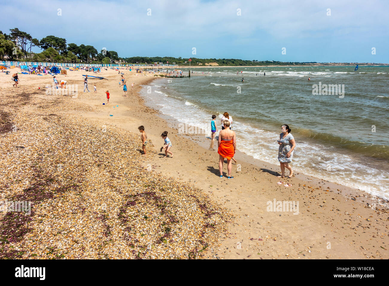 Avon spiaggia a Mudeford, Christchurch in Dorset, Regno Unito. Un misto di sabbia e spiaggia di ciottoli in una calda giornata estiva con cielo blu. Foto Stock