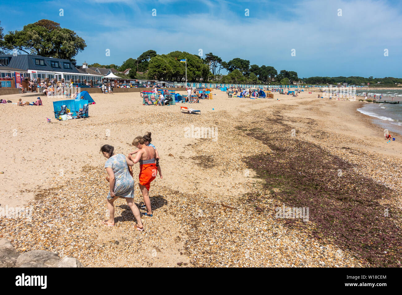 Avon spiaggia a Mudeford, Christchurch in Dorset, Regno Unito. Un misto di sabbia e spiaggia di ciottoli in una calda giornata estiva con cielo blu. Foto Stock