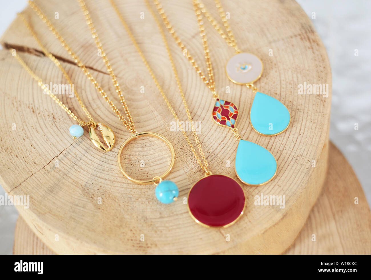 Catena in oro collane con pietre turchese - pietra rossa - oro shell collana - Gioielli in greco Foto Stock