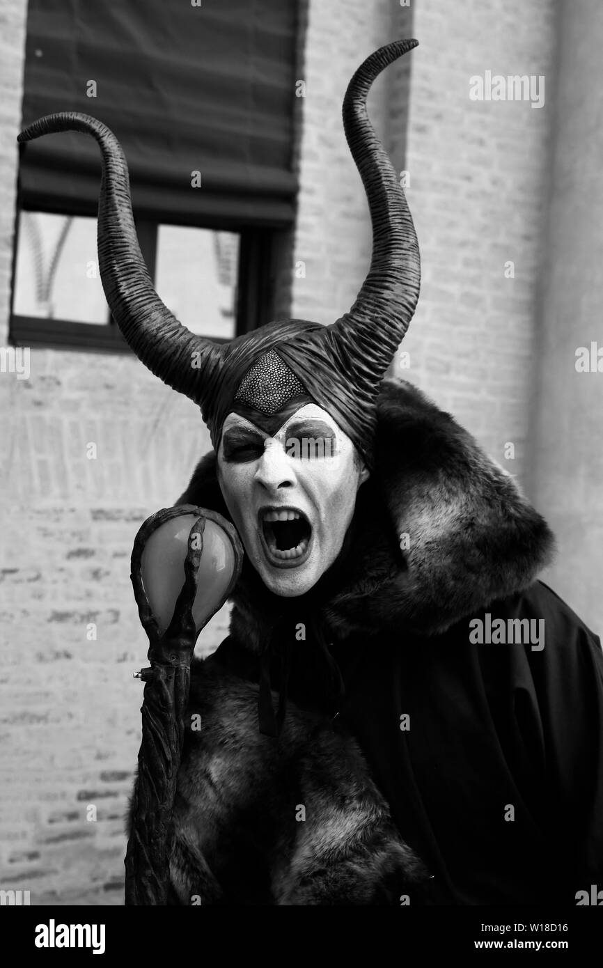 Ferrara, Italia, 19/06/2017: funny cosplay cryng vestito come un male monster, fotografato durante un carnevale Foto Stock