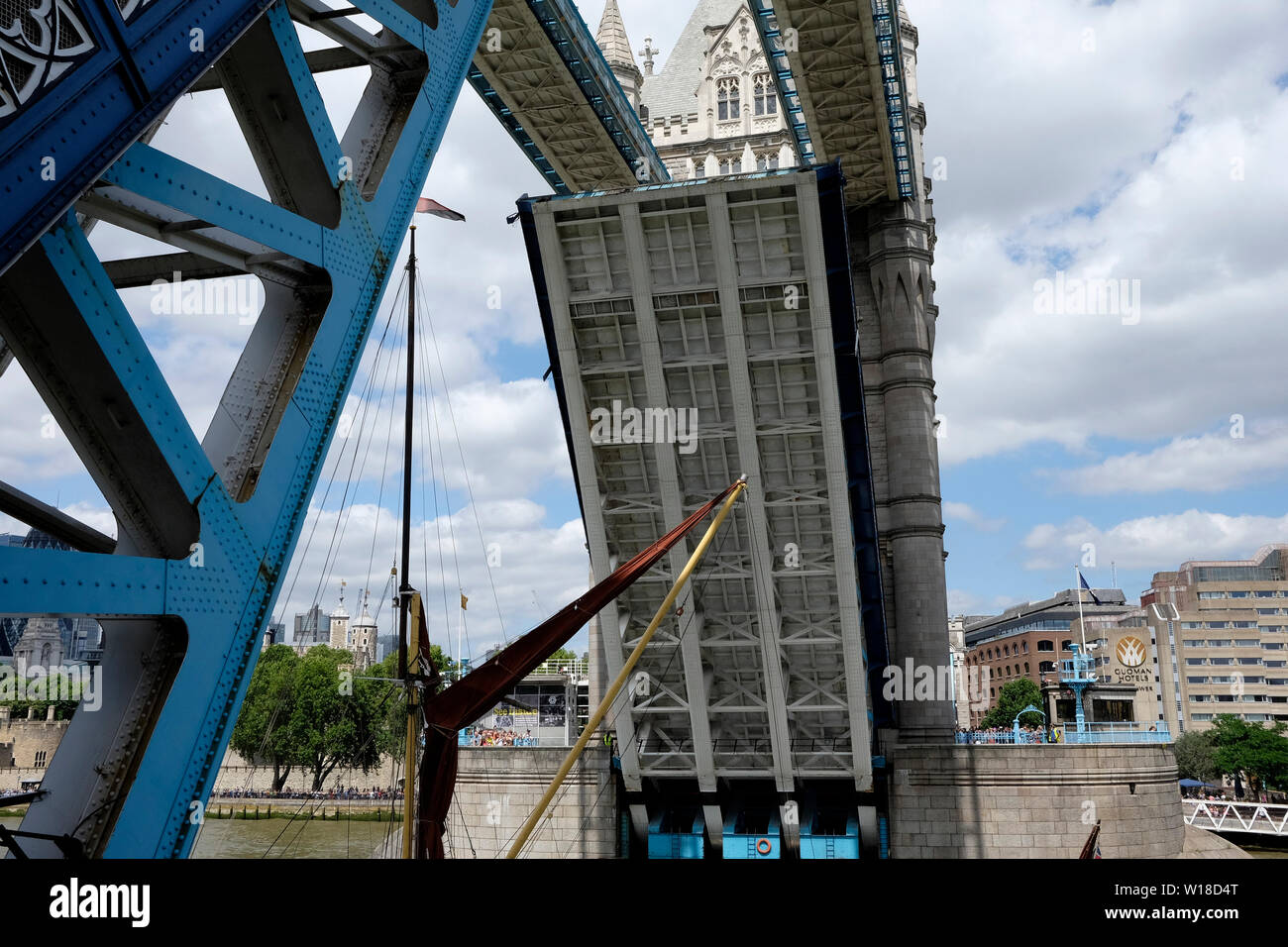 Il Tower Bridge apertura Foto Stock Il Tower Bridge apertura Foto Stock