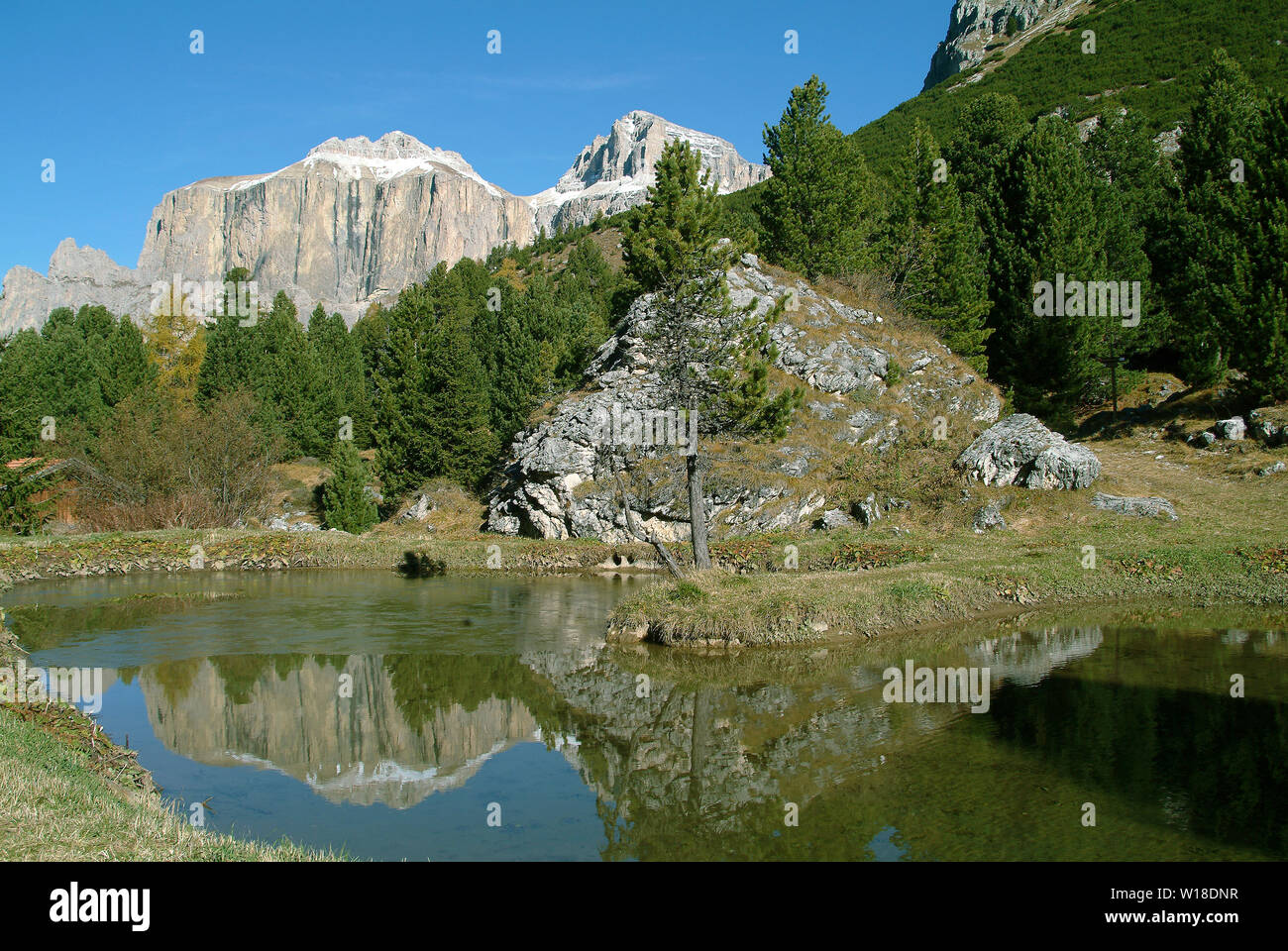 Gruppo sella, lago vicino al Passo Pordoi, val di Fassa Dolomiti (Dolomiti), Trentino, Italia Foto Stock