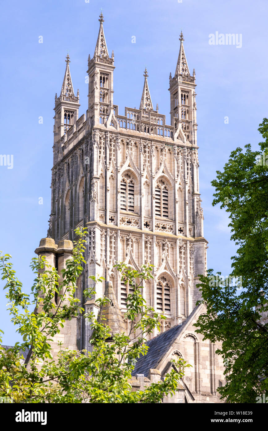 Il splendidamente intagliato e decorato cinquecentesca torre della cattedrale di Gloucester che sorge ad un altezza di 225 piedi (69m), Gloucester Regno Unito Foto Stock