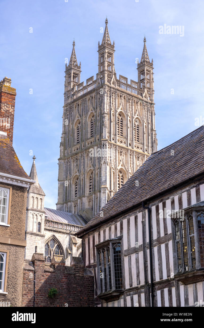 Il splendidamente intagliato e decorato torre del XV secolo di Gloucester Cathedral che sorge ad un altezza di 225 piedi (69m), visto dal verde dei mugnai Foto Stock