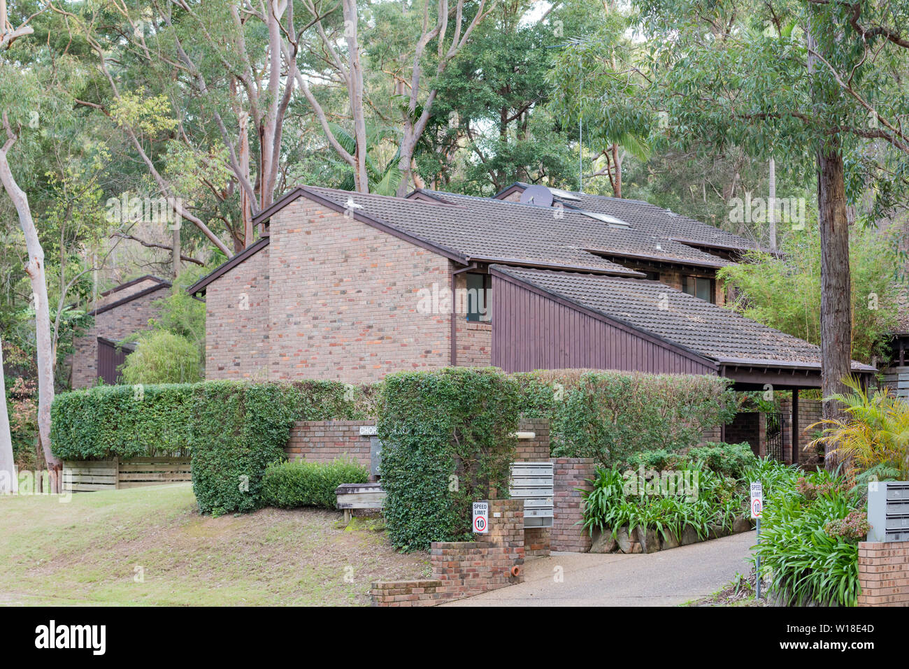 Modernista del post guerra town house architettura in Sydney sobborgo di Macquarie Park. Annidato in una boccola di impostazione di queste case si fondono con la loro circonda Foto Stock