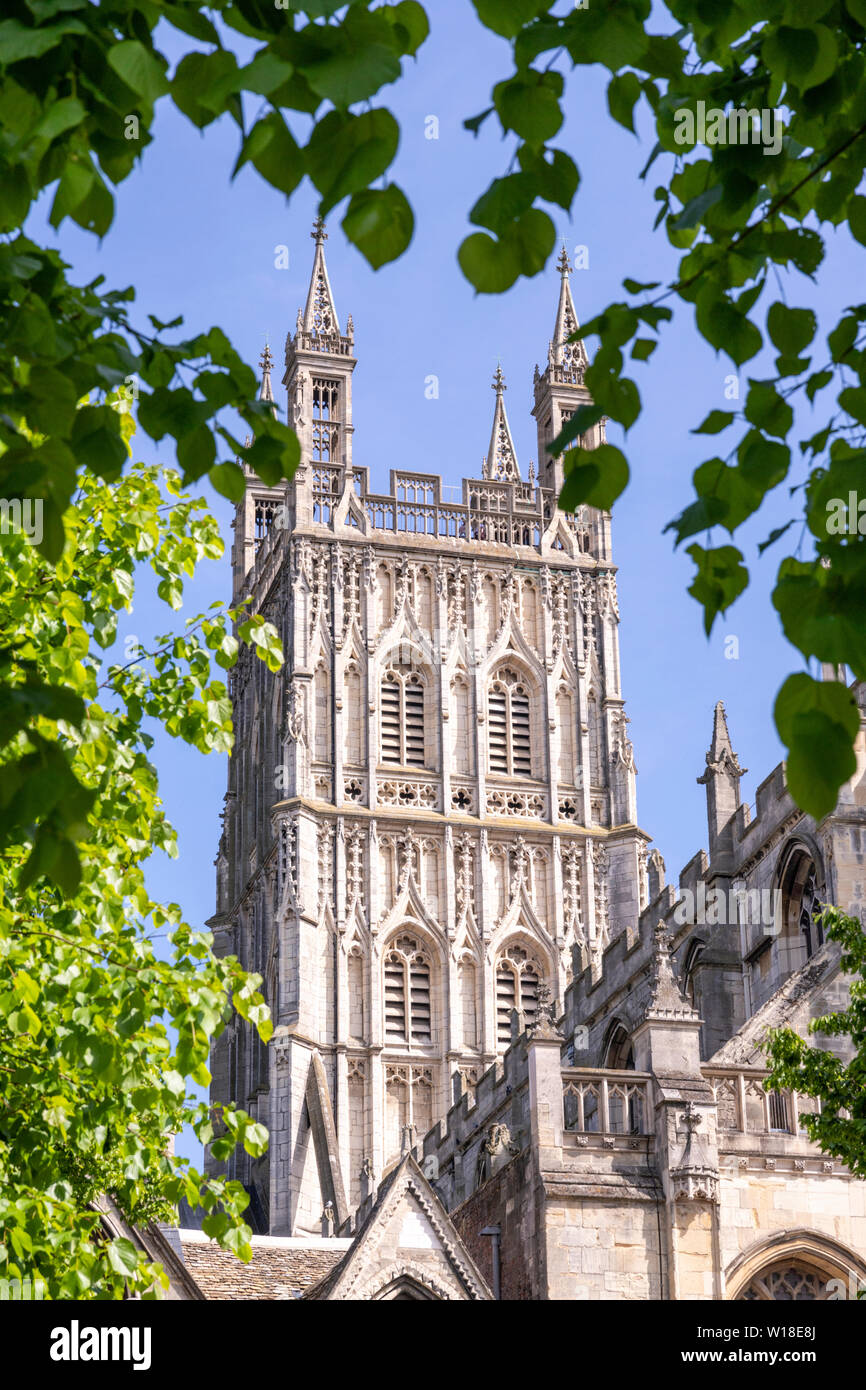 Il splendidamente intagliato e decorato cinquecentesca torre della cattedrale di Gloucester che sorge ad un altezza di 225 piedi (69m), Gloucester Regno Unito Foto Stock
