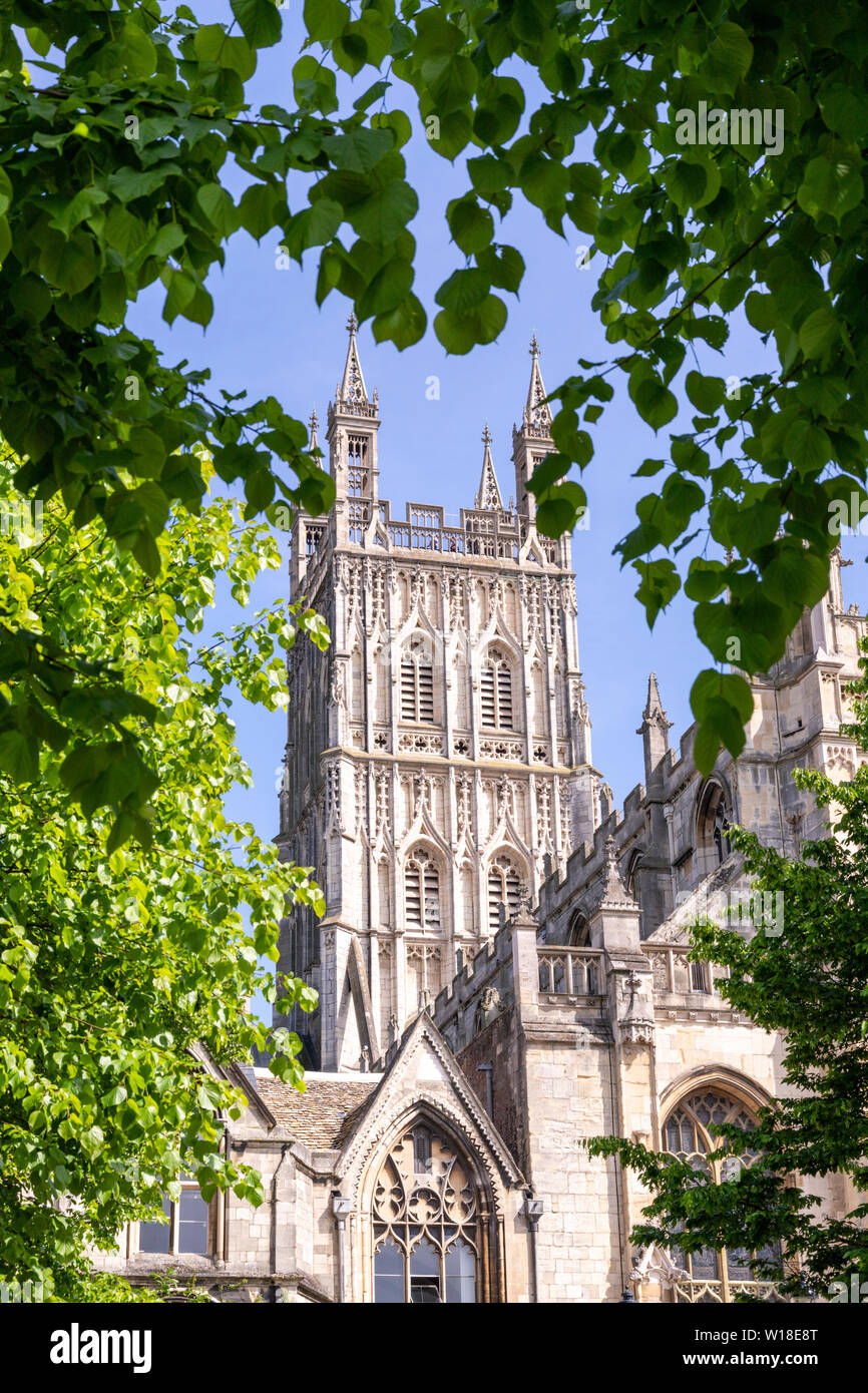 Il splendidamente intagliato e decorato cinquecentesca torre della cattedrale di Gloucester che sorge ad un altezza di 225 piedi (69m), Gloucester Regno Unito Foto Stock