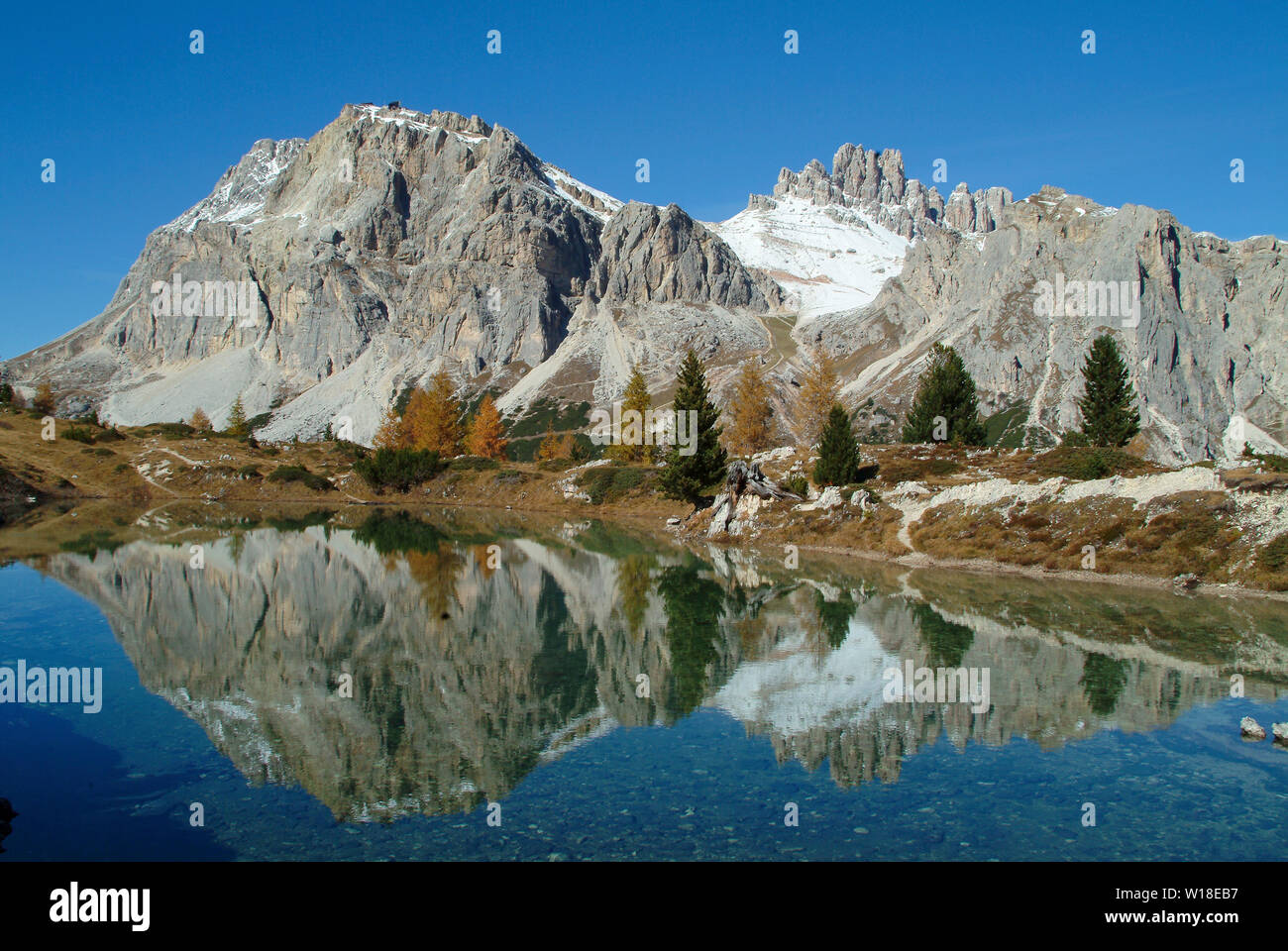 Lago di limides vicino al passo Falzarego, Dolomiti (Dolomiti), Italia Foto Stock