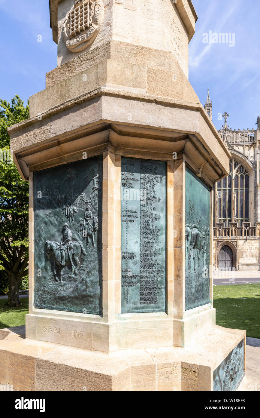 Royal Gloucestershire ussari Yeomanry Memoriale di guerra all'estremità ovest della cattedrale di Gloucester, Gloucester Regno Unito - Il pannello di rilievo raffigura il Sinai nel 1916 Foto Stock