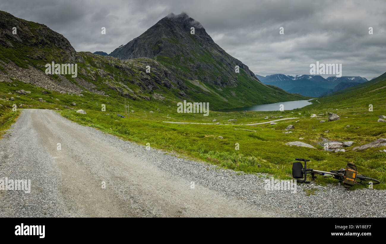 Privata strada a pedaggio attraverso Vengedalen, vicino ad Andalsnes, Norvegia. Foto Stock