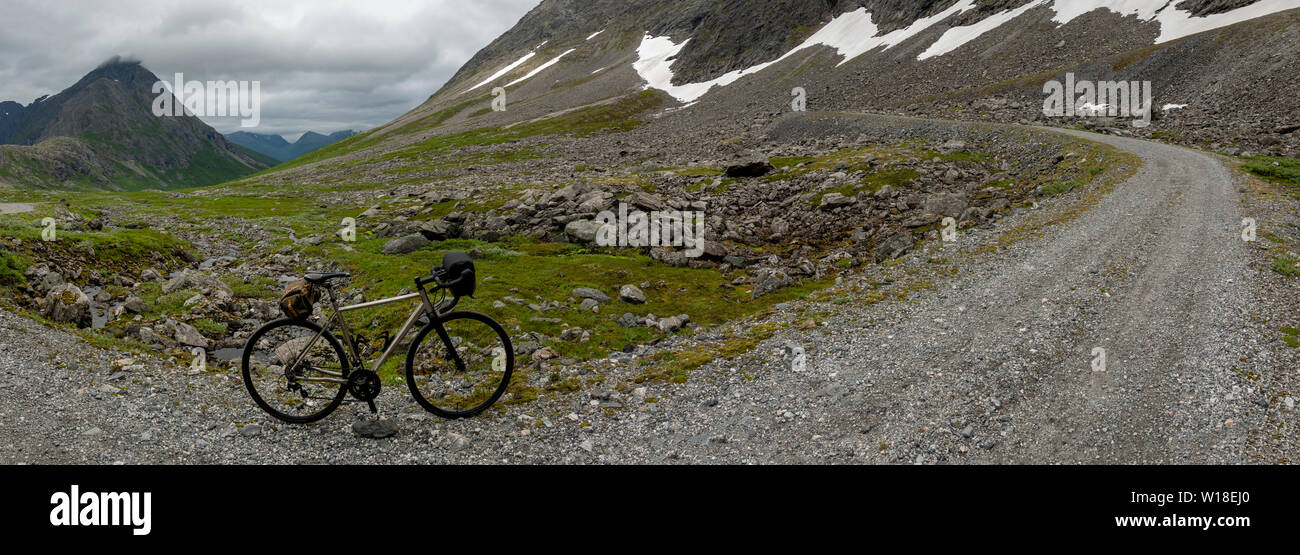 Privata strada a pedaggio attraverso Vengedalen, vicino ad Andalsnes, Norvegia. Foto Stock