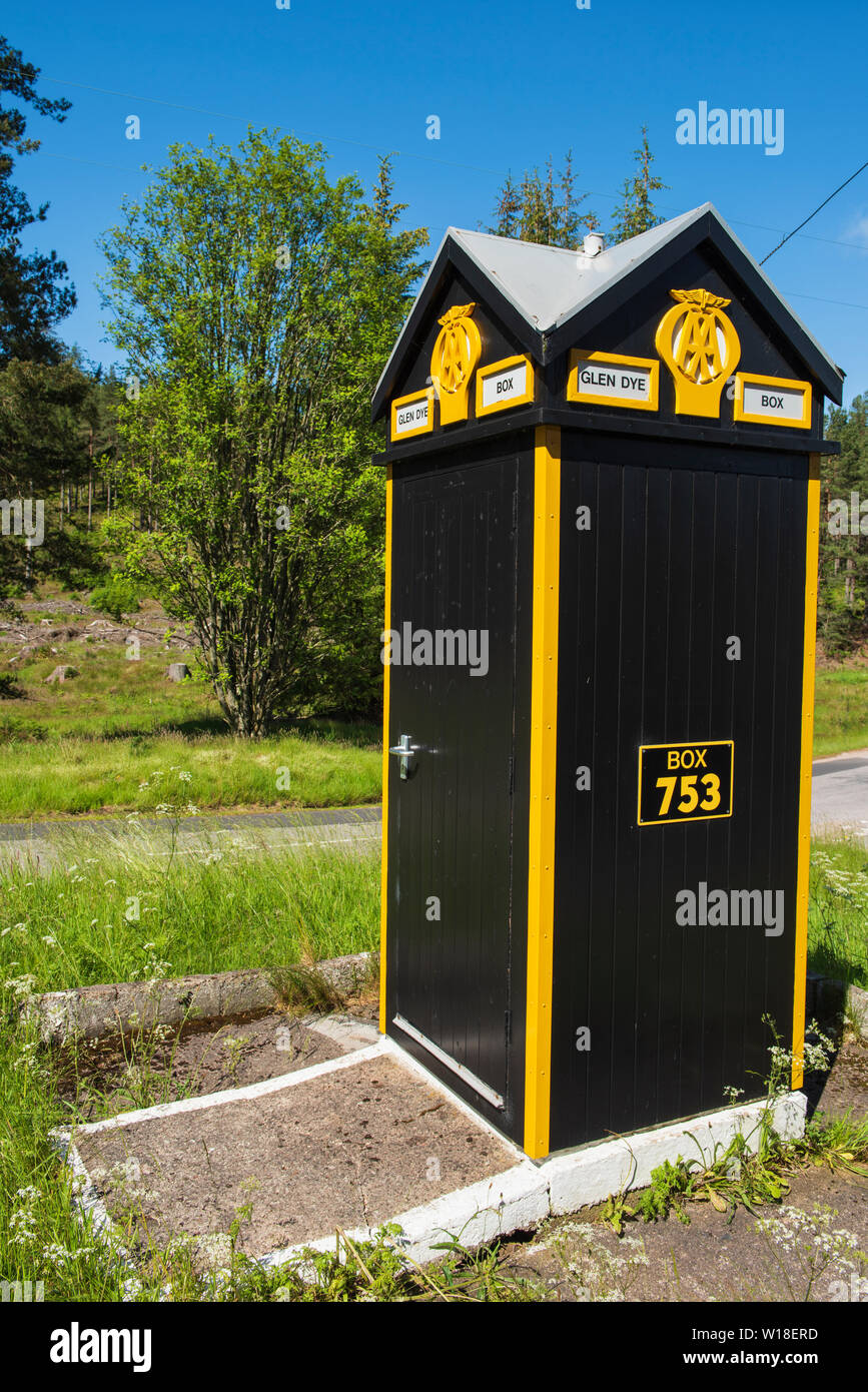 Il vecchio stile AA assistenza stradale telefono casella al Glen colorante, Strachan, Aberdeenshire, Scozia. Foto Stock