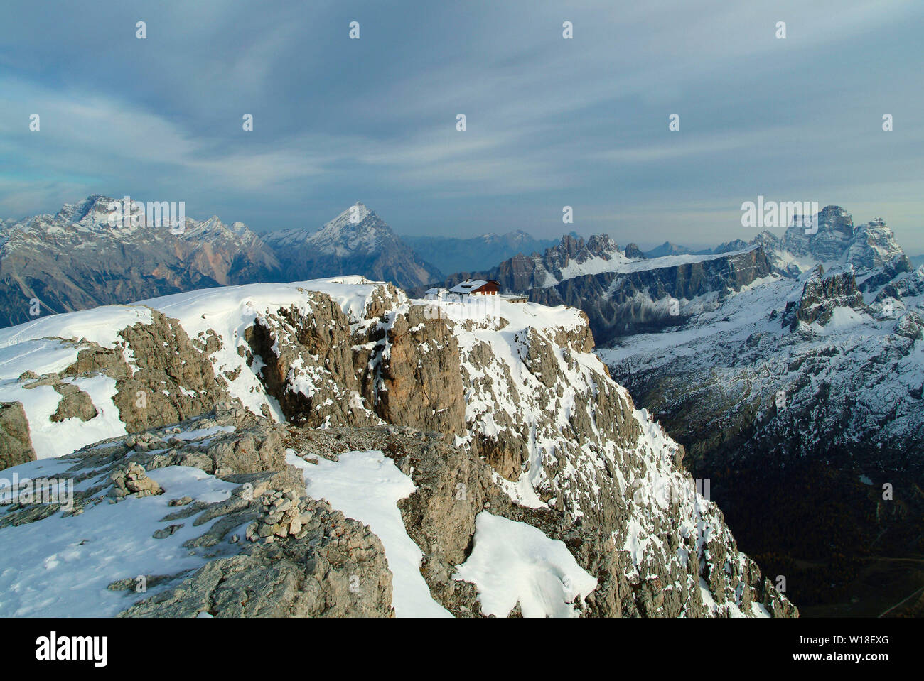 Rifugio Lagazuoi, visto con le montagne sorapiss, Antelao e pelmo, Dolomiti (Dolomiti), veneto, Italia Foto Stock