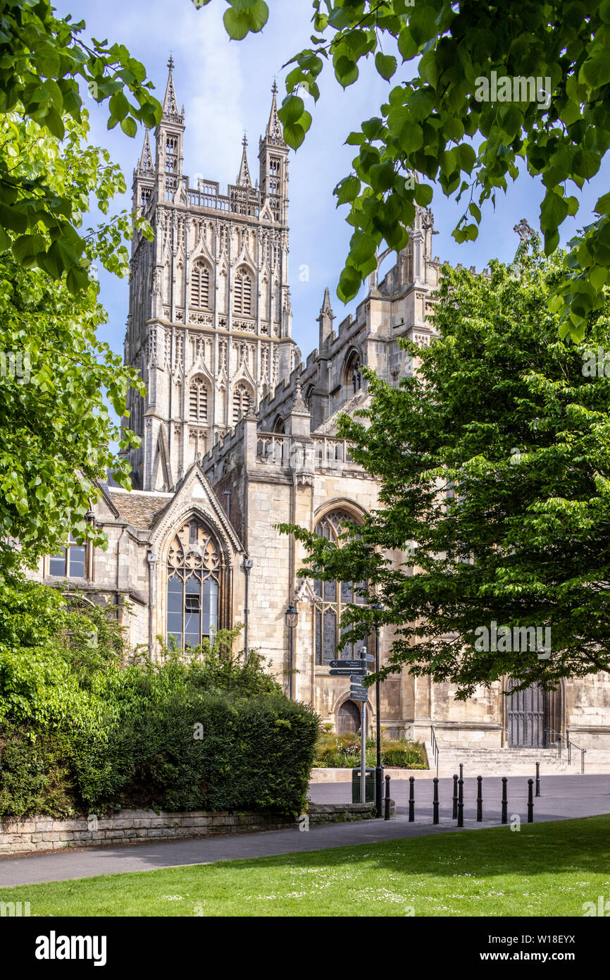 La cattedrale di Gloucester da ovest con la sua splendidamente intagliato e decorato cinquecentesca torre salendo ad un altezza di 225 piedi (69m), Gloucester Foto Stock