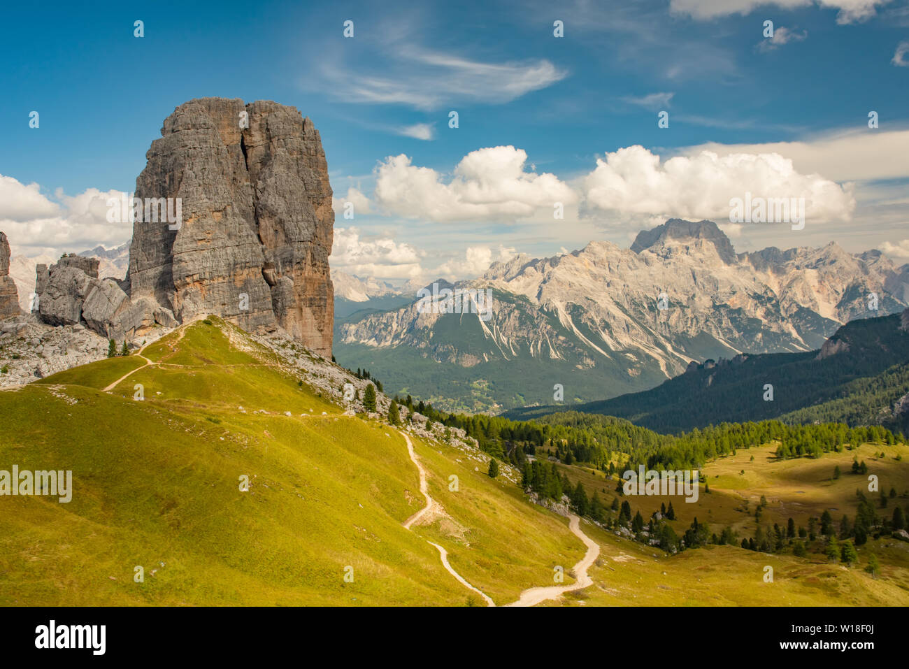 Estate montagna paesaggio di pascoli alpini. Cinque Torri, Dolomiti Alpi, Italia Foto Stock