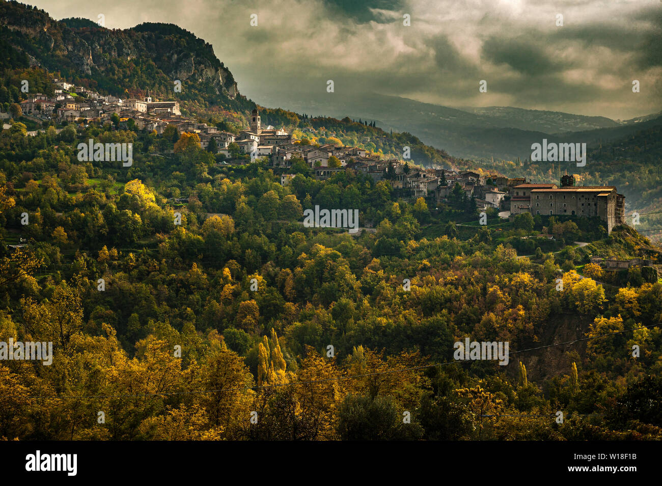 Panorama dell'antico borgo turistico di Caramanico. Noto per le sue sorgenti termali. Arco Nazionale della Maiella, Caramanico, provincia di Pescara Foto Stock