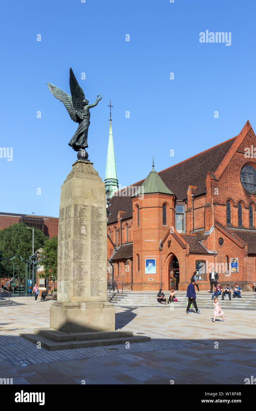 La Chiesa di Cristo e Memoriale di guerra in piazza giubilare di Woking, Surrey, sud-est Inghilterra su una soleggiata giornata estiva, cielo blu chiaro Foto Stock