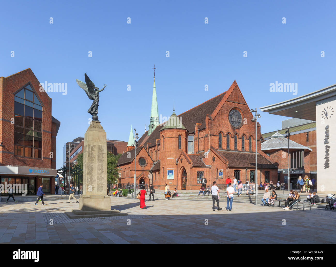 La Chiesa di Cristo e Memoriale di guerra in piazza giubilare di Woking, Surrey, sud-est Inghilterra su una soleggiata giornata estiva, cielo blu chiaro Foto Stock