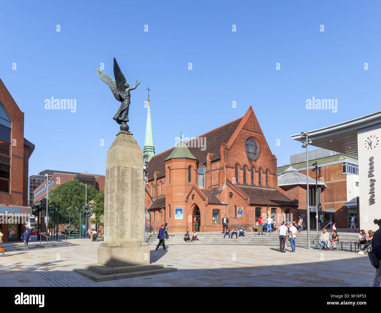 La Chiesa di Cristo e Memoriale di guerra in piazza giubilare di Woking, Surrey, sud-est Inghilterra su una soleggiata giornata estiva, cielo blu chiaro Foto Stock