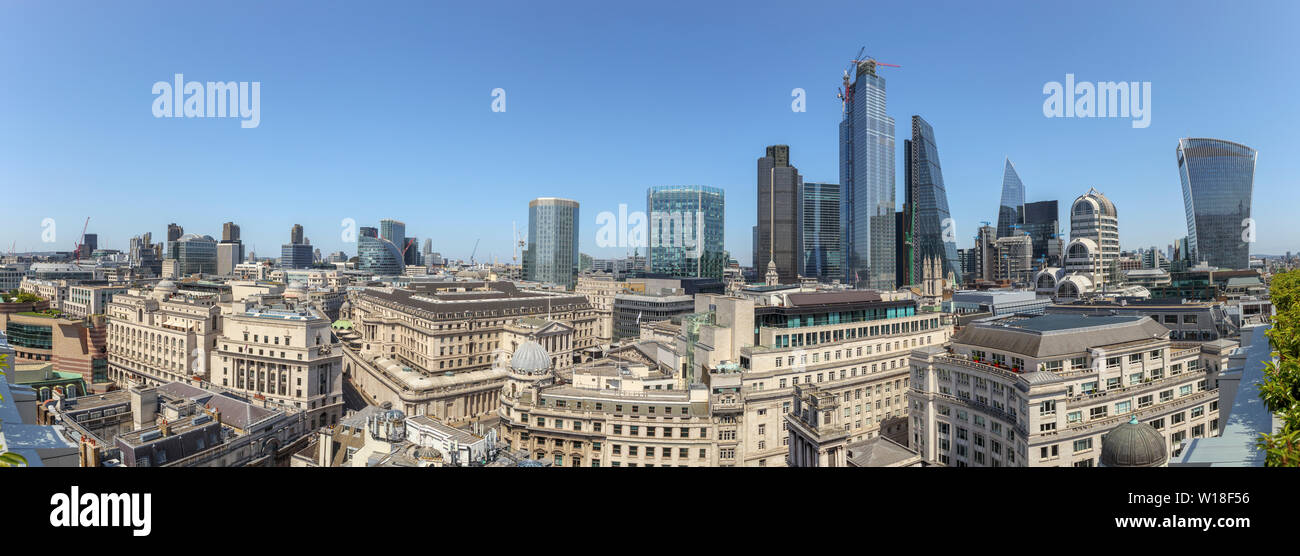 Panoramica vista rootop skline e della città di Londra e finanziario del distretto di assicurazione, iconico moderni grattacieli torreggianti sopra la banca di Inghilterra Foto Stock