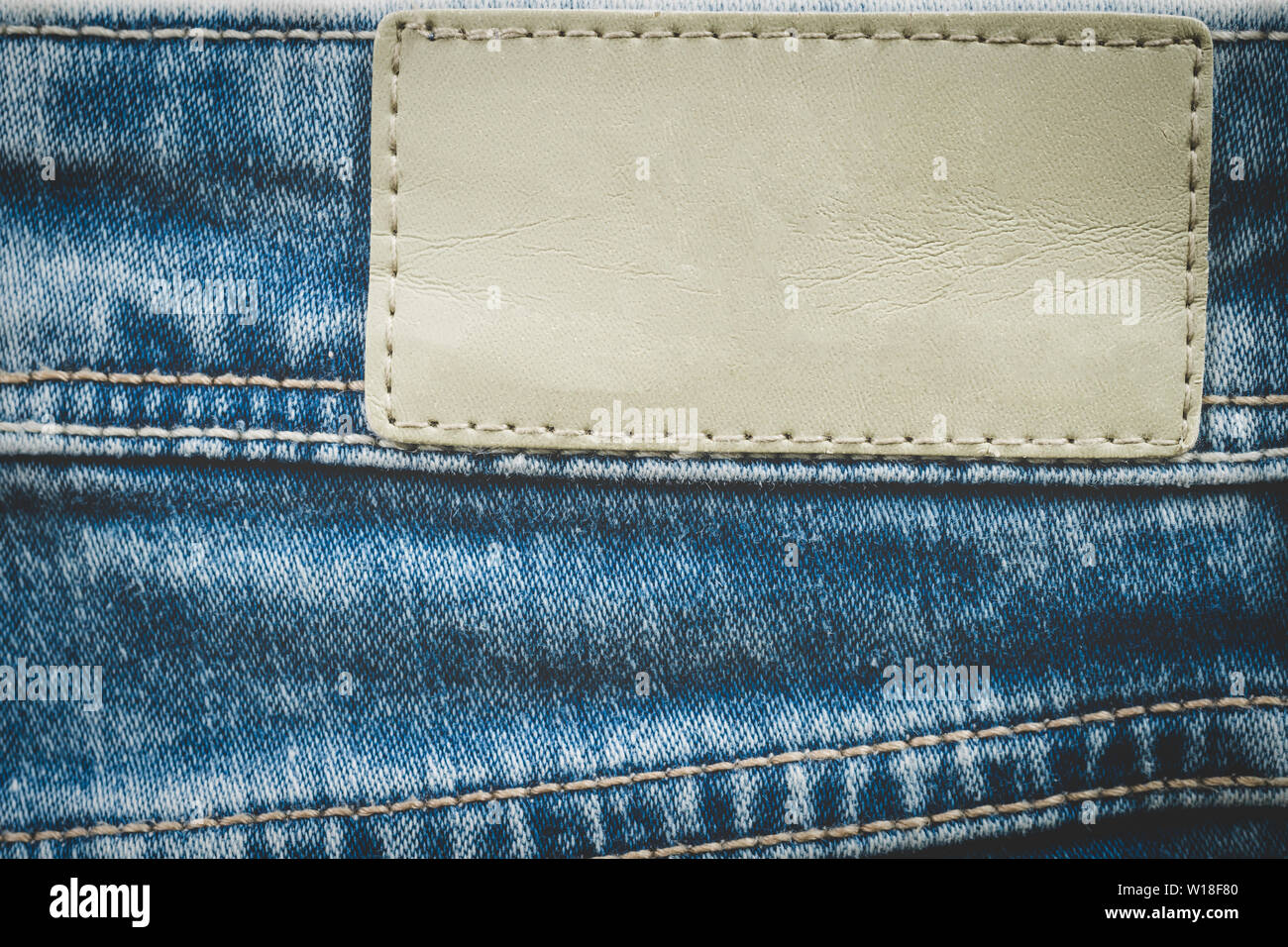 Vuoto etichetta in pelle su sfondo jeans con spazio di copia Foto Stock