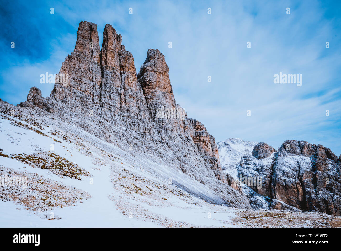 Bella estate vista della cima del Vajolet torri nella zona delle Dolomiti Catinaccio Rosengarten gamma, Italia Foto Stock