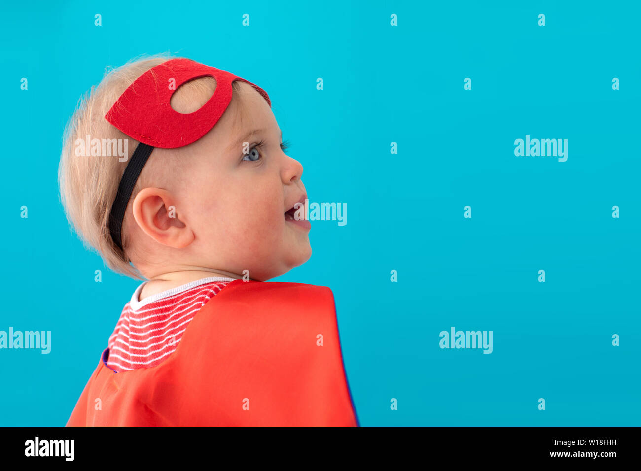 Il supereroe Bambino che guarda lontano Foto Stock