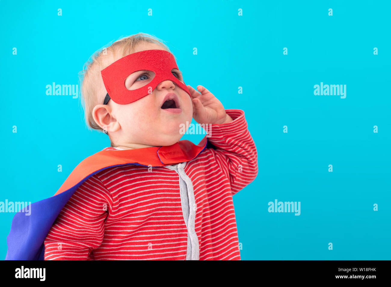 Il supereroe Bambino che guarda lontano Foto Stock
