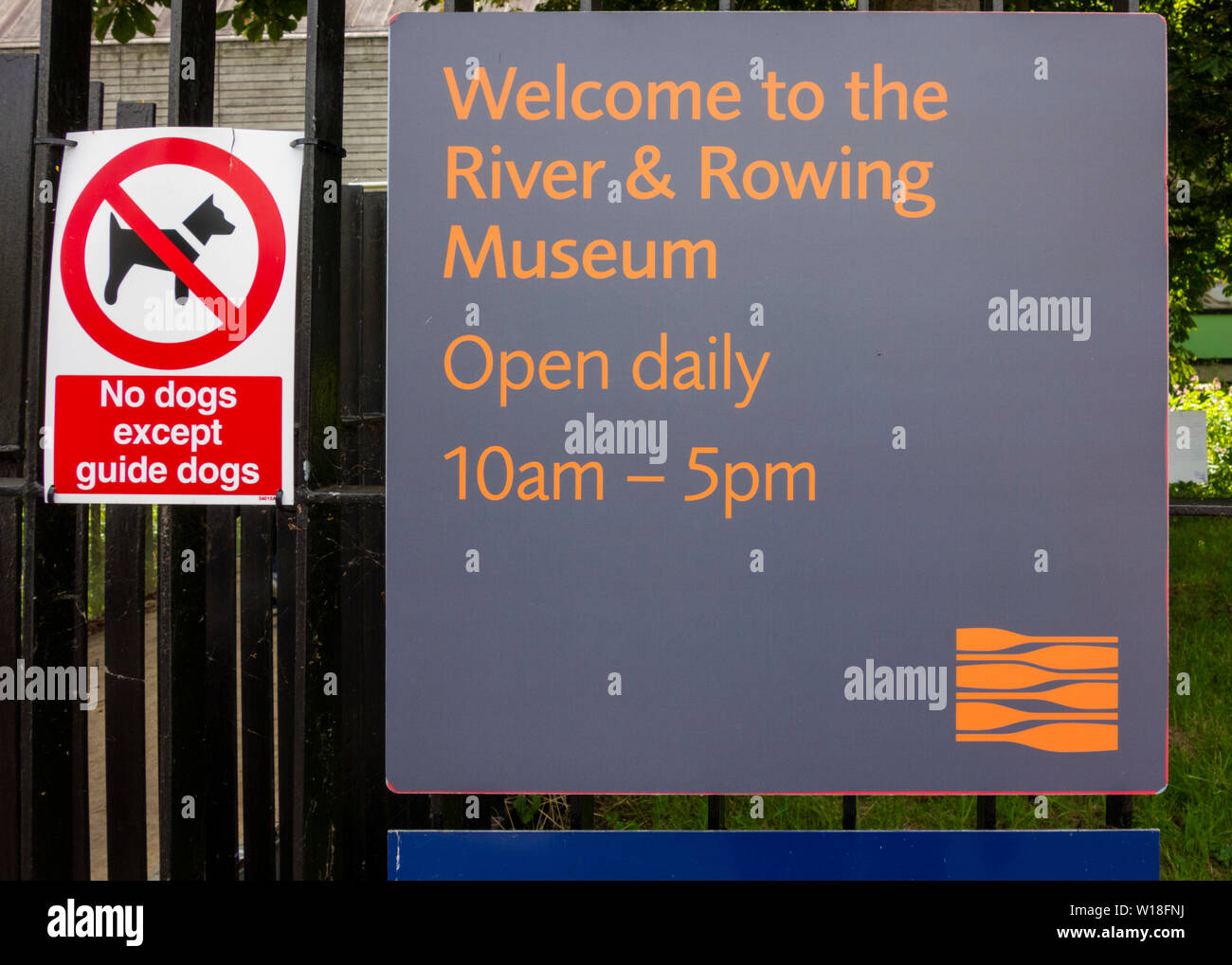 River & Rowing Museum benvenuto firmare Henley on Thames con cani non ammessi ad eccezione dei cani guida per ciechi segno Foto Stock