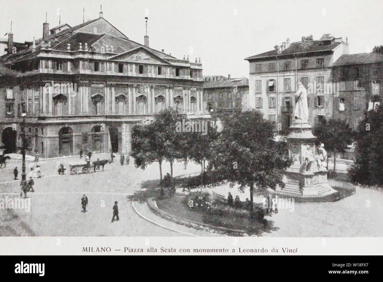 L'Italia. Milano. Il Teatro La Scala e il monumento di Leonardo da Vinci. Cartolina, 1910s. Foto Stock
