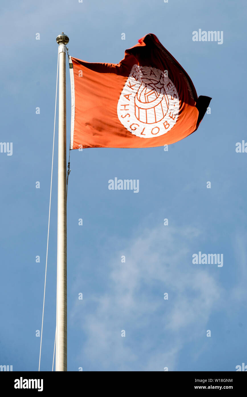 La bandiera rossa che sorvola il Globe Theatre di Shakespeare con il logo e l'emblema Foto Stock