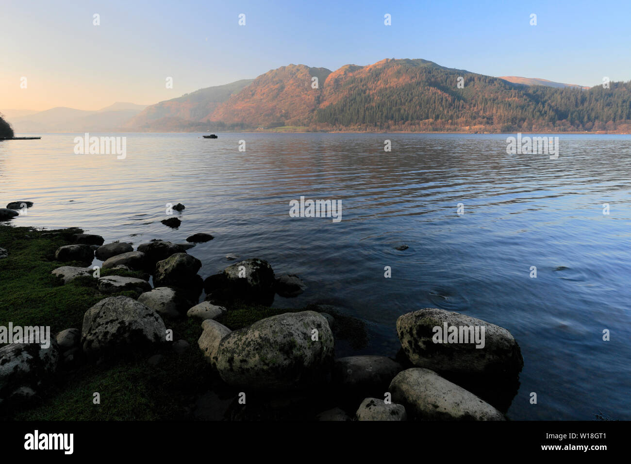 Tramonto sul lago di Bassenthwaite, Keswick Town, Parco Nazionale del Distretto dei Laghi, Cumbria, England, Regno Unito Foto Stock